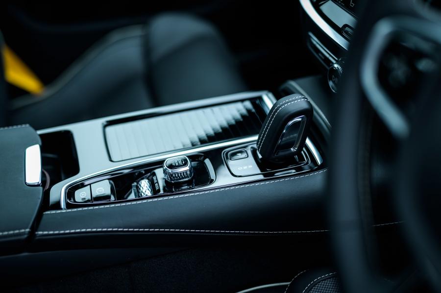 Детали интерьера Volvo S60 T8 Polestar Engineered 2019 года  (JP) (фото 4 из 21)